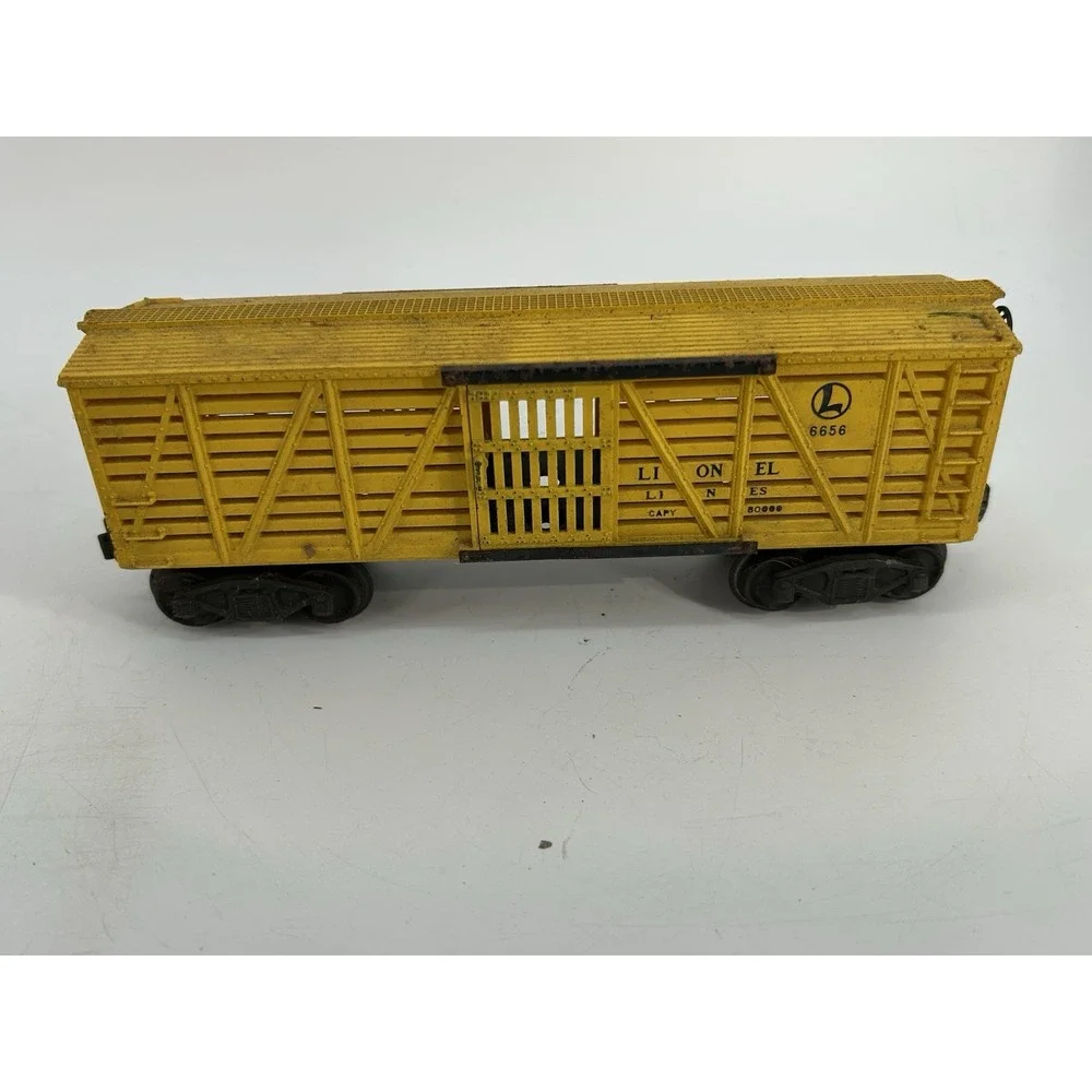 Lionel Lines 6656 LiveStock Car Yellow O Gauge, Postwar Working Sliding Doors